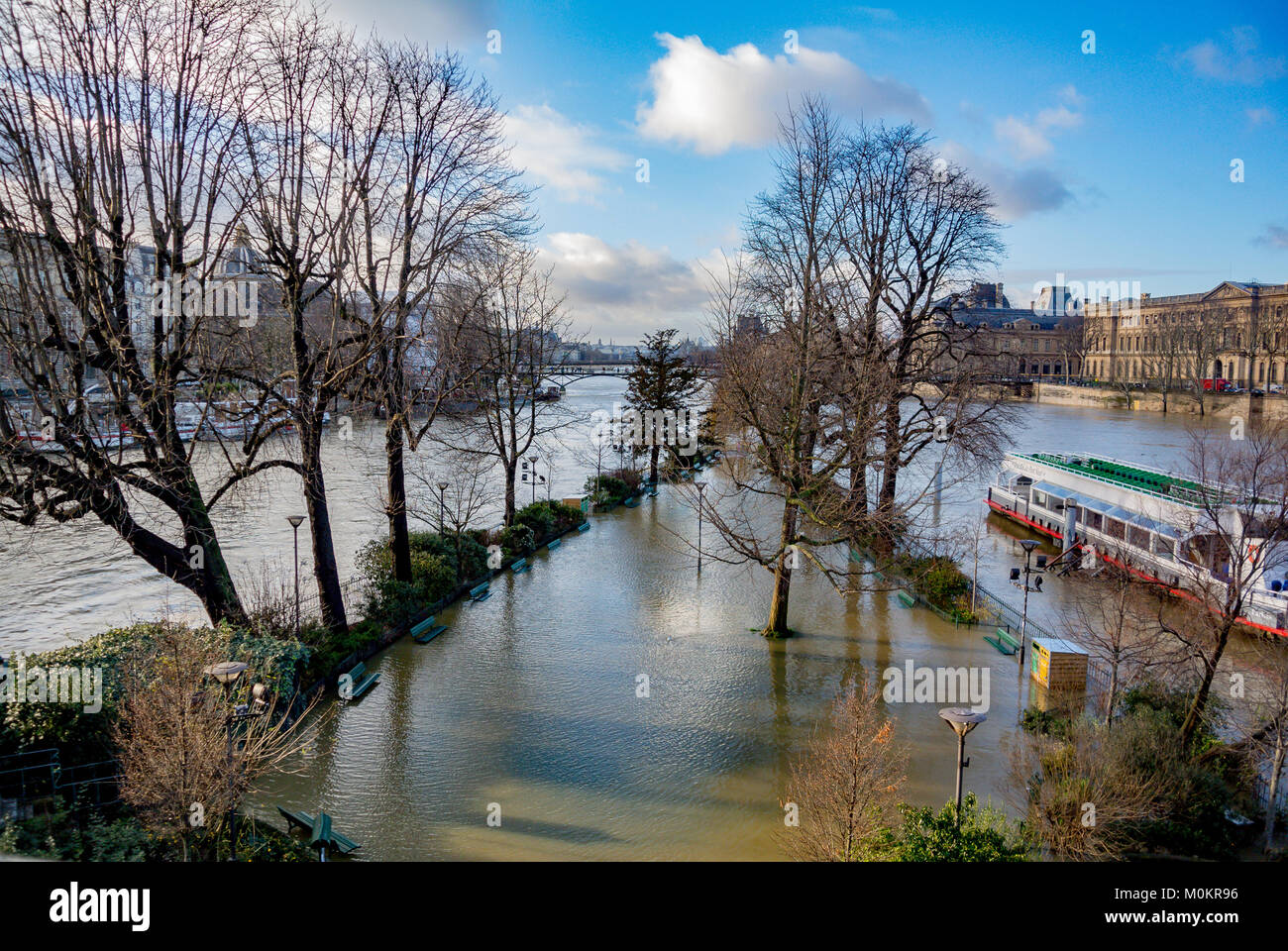 Place du Vert Galant sous l'eau, inondation à Paris France Banque D'Images Place du Vert Galant sous l'eau, inondation à Paris France Banque D'Images