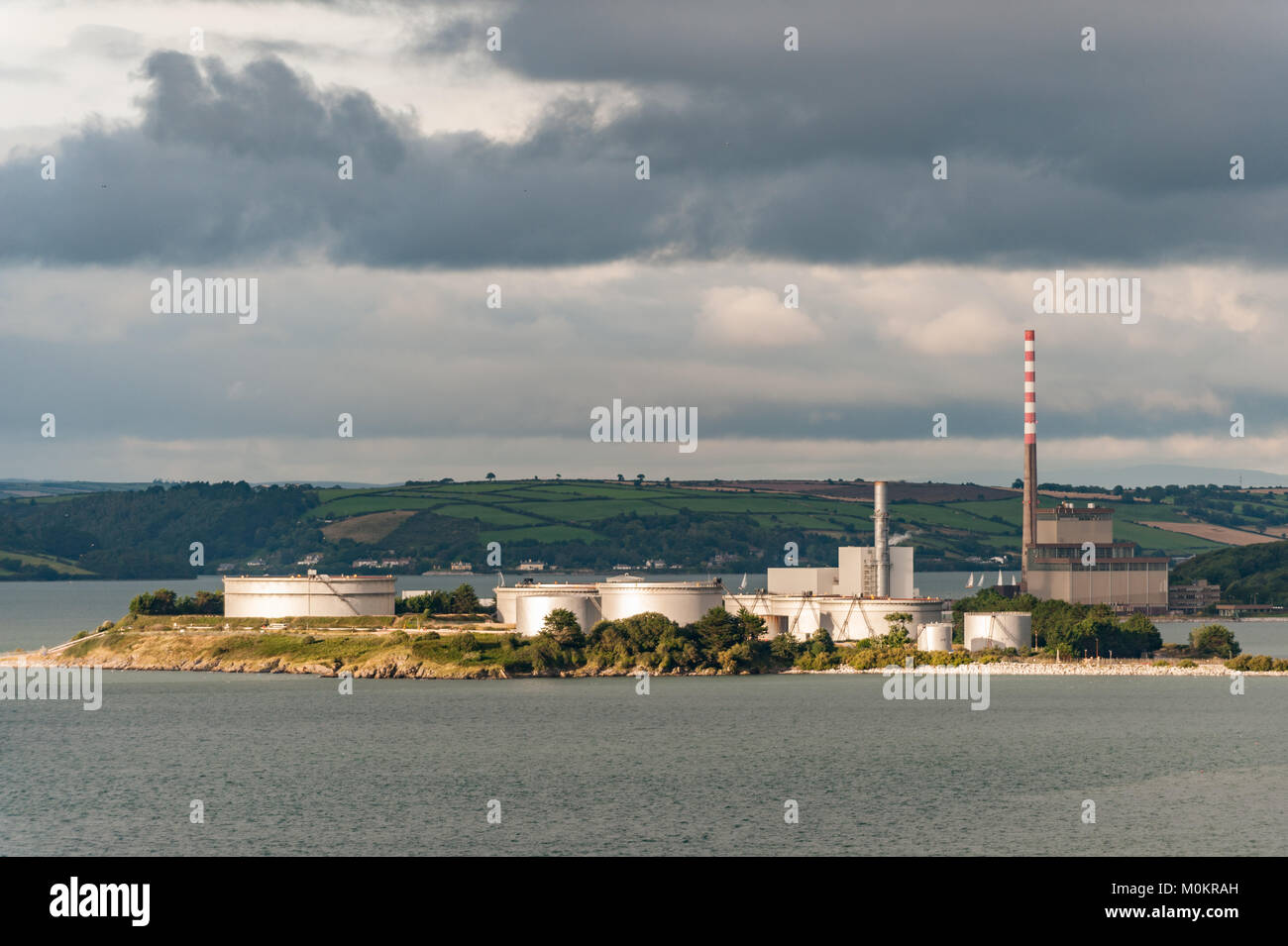 Huile Whitegate Whitegate, Terminal, à l'Est de Cork, Irlande avec copie espace. Banque D'Images