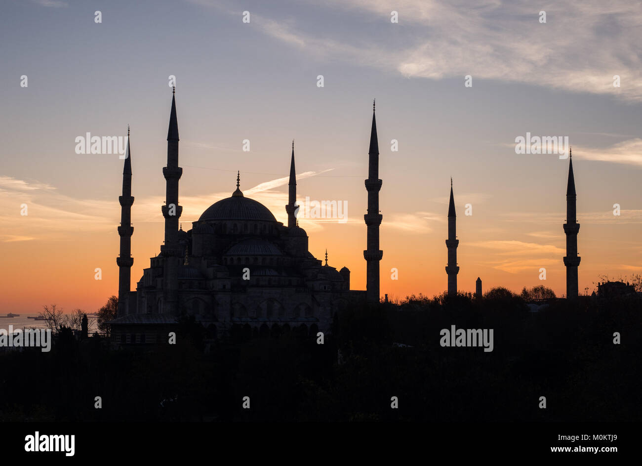 Silhouette de la mosquée bleue Sultan Ahmed sur fond coucher de soleil à Istanbul, Turquie Banque D'Images