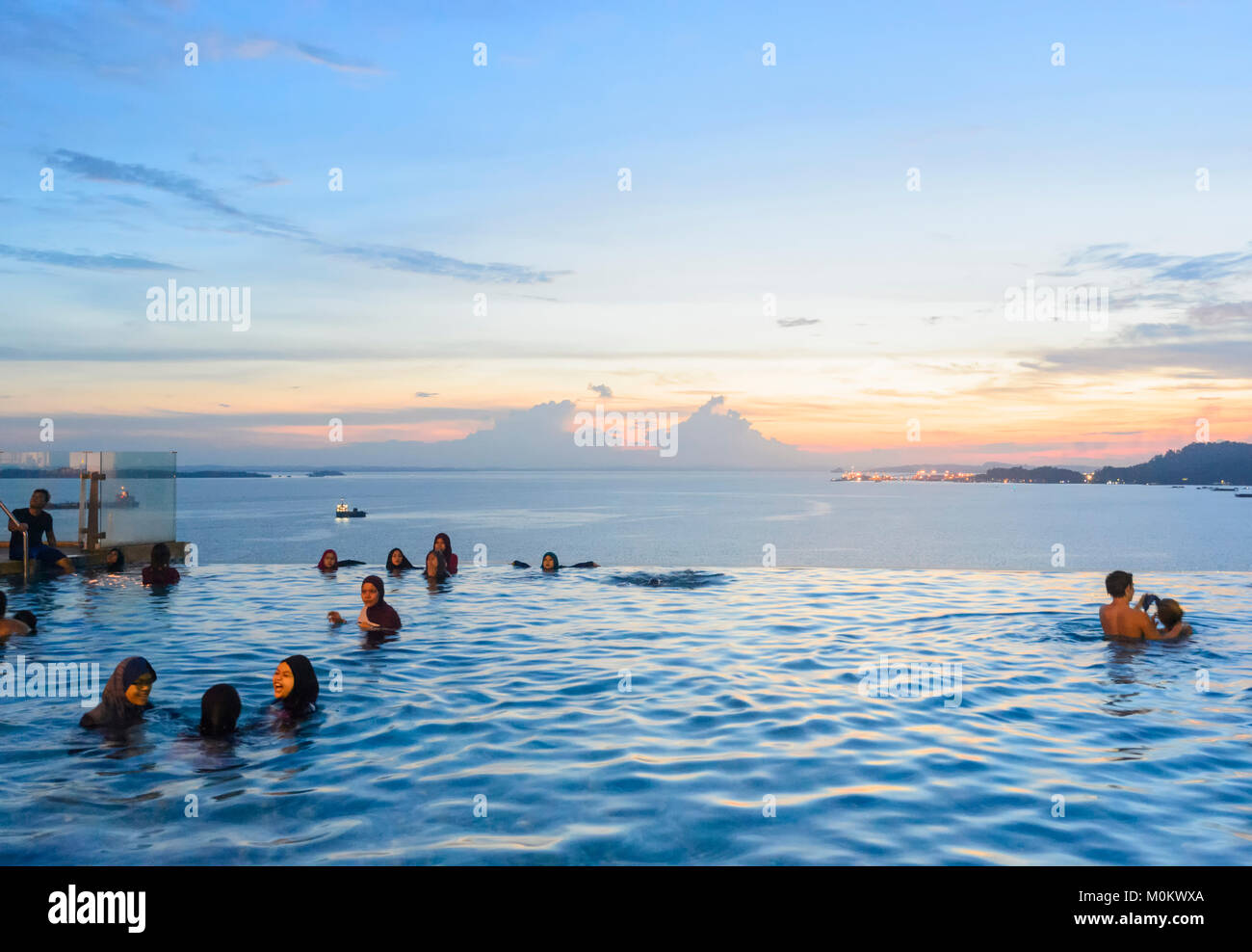 Scenic coucher du soleil vu de la piscine à débordement de l'hôtel Four Points Sheraton, Sandakan, Sabah, Bornéo, Malaisie Banque D'Images