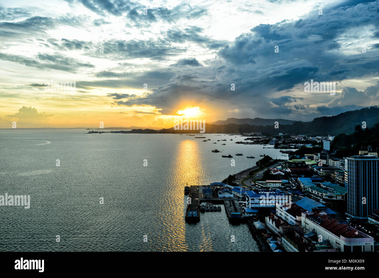 Spectaculaire coucher de soleil sur la baie de Sandakan et la mer de Sulu, Sabah, Bornéo, Malaisie Banque D'Images