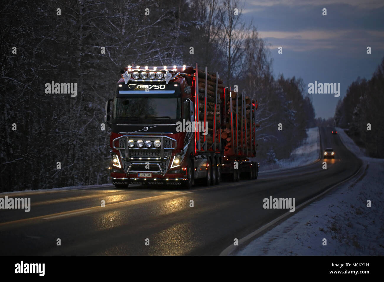 SALO, FINLANDE - le 19 janvier 2018 : Des Volvo FH16 750 camion d'exploitation forestière de R.M. Enberg Transport Ab s'allume l'obscurité qu'elle transporte un chargement d'un journal Banque D'Images