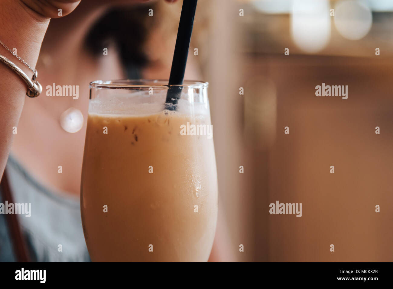 Close up de boire un milk-shake avec espace pour copier. L'accent sur milkshake Banque D'Images