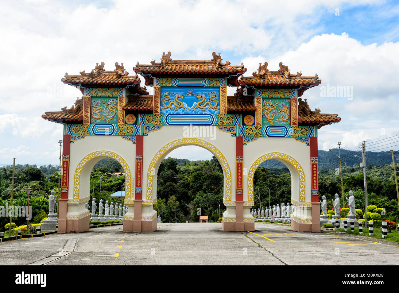Arches entrée de la Puu Jih Shih Temple Bouddhiste, Sandakan, Sabah, Bornéo, Malaisie Banque D'Images