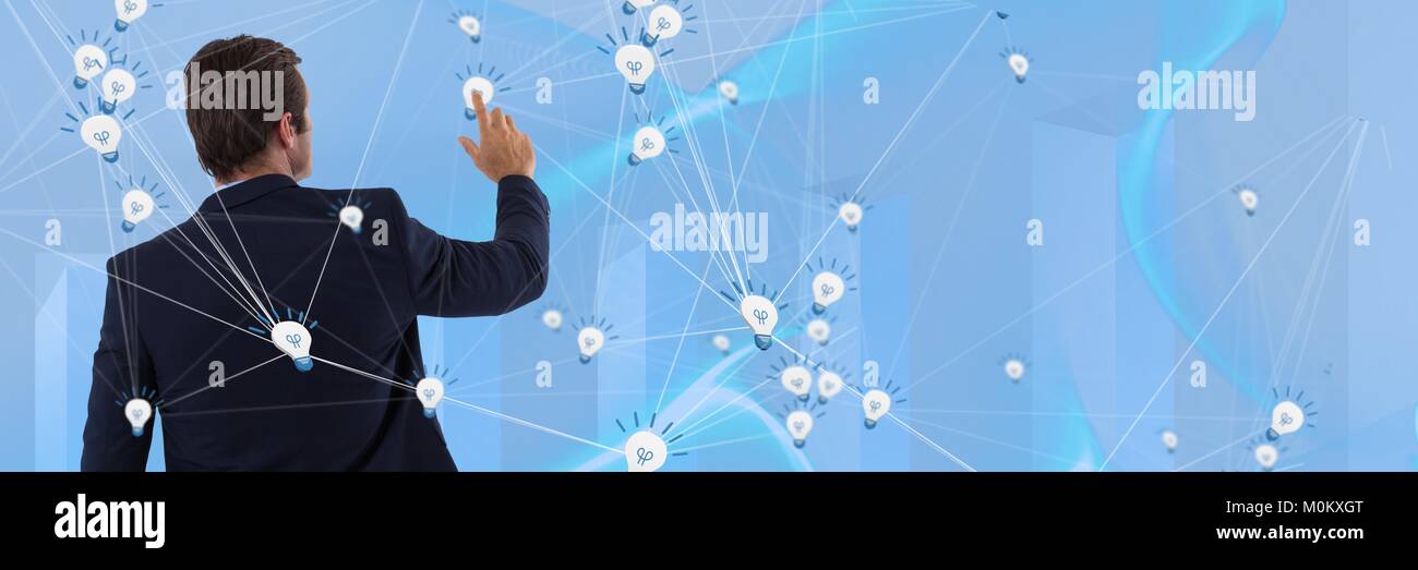 L'homme d'affaires touche light bulbs Banque D'Images