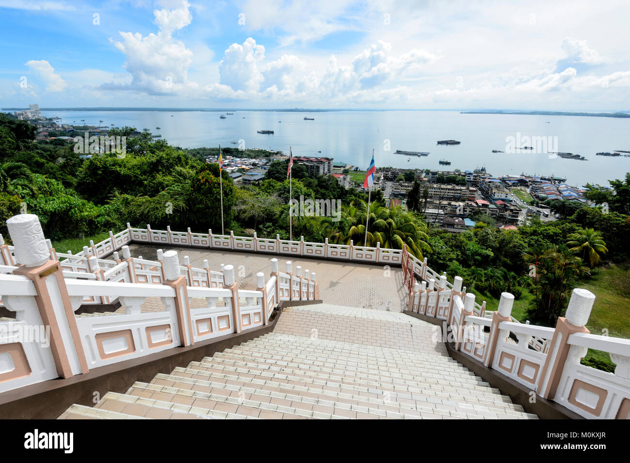 Escalier donnant sur la baie de Sandakan à la Puu Jih Shih Temple Bouddhiste, Sandakan, Sabah, Bornéo, Malaisie Banque D'Images