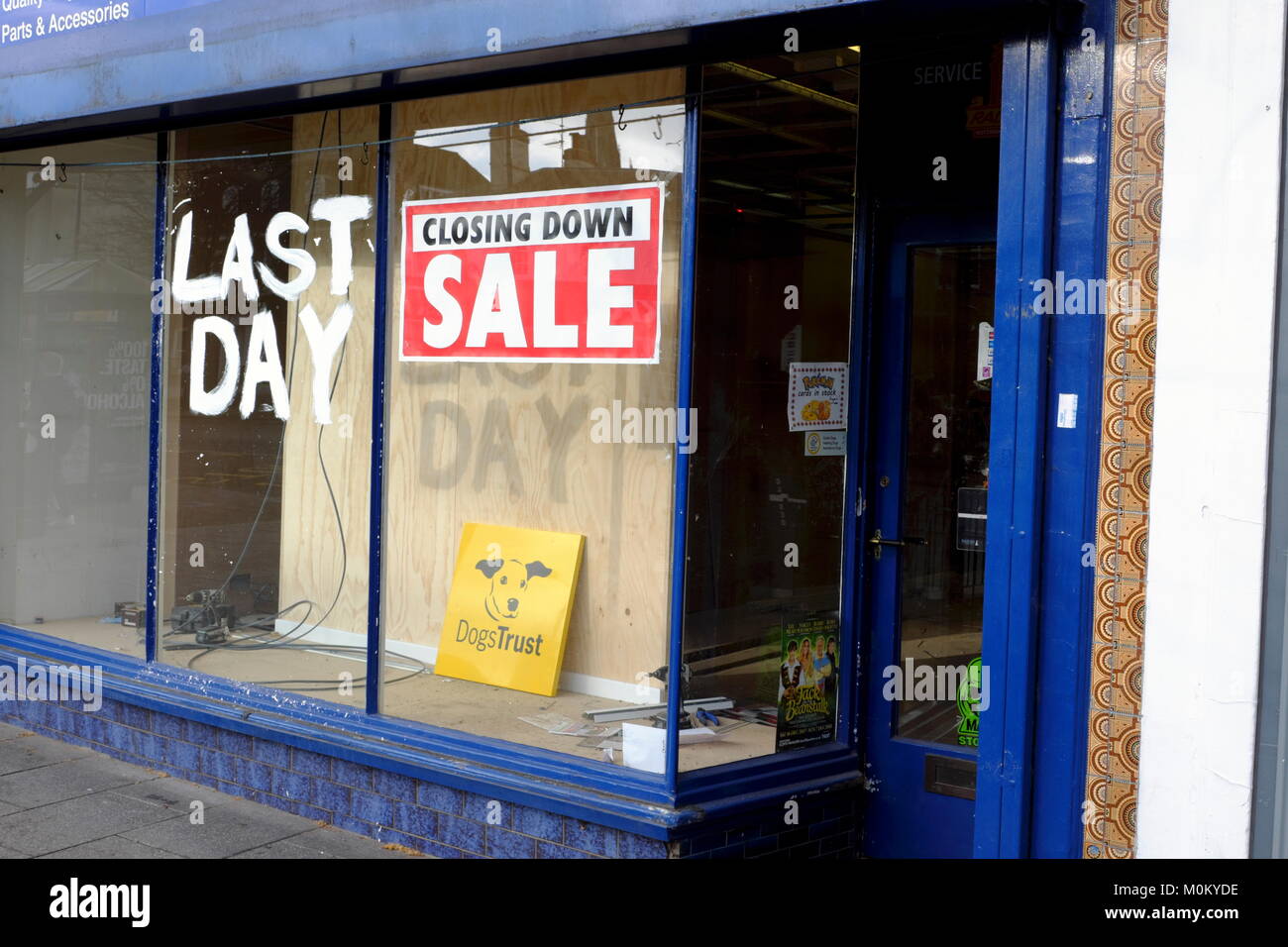 Boutique sur high street à Brentwood Essex l'affichage de l'arrêt des signes de vente sur store fenêtre avant. Banque D'Images