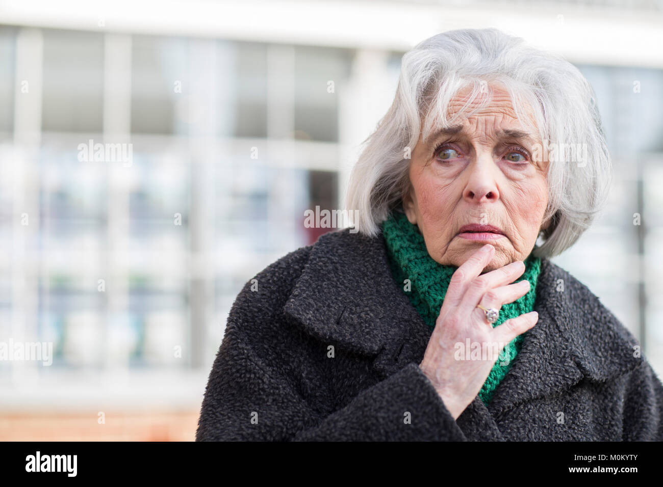 Inquiets Senior Woman Looking a perdu à l'extérieur Banque D'Images