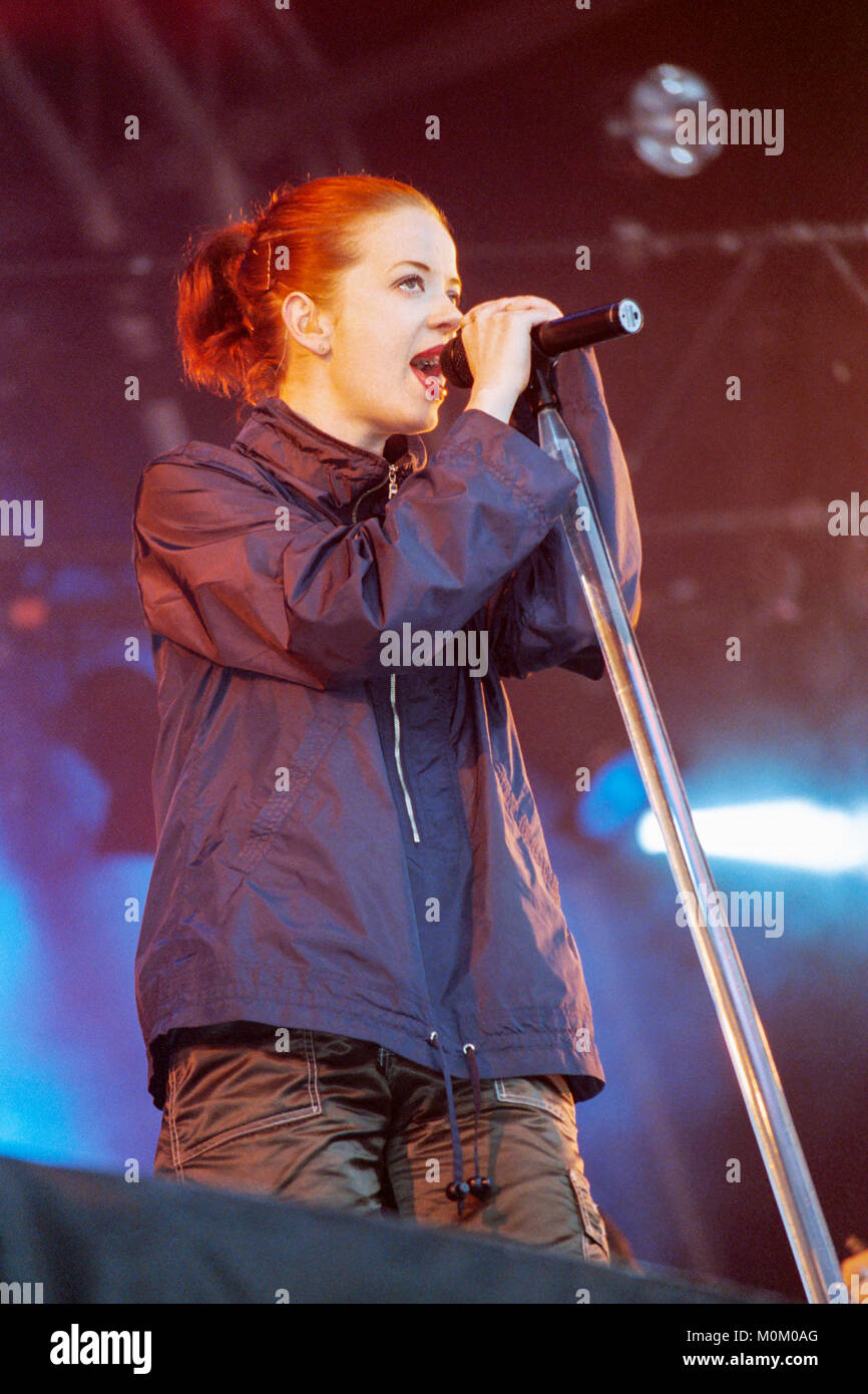 Shirley Manson à déchets en T dans le park Festival 1998, l'aérodrome de Balado, Kinross-shire, Scotland, Royaume-Uni. Banque D'Images