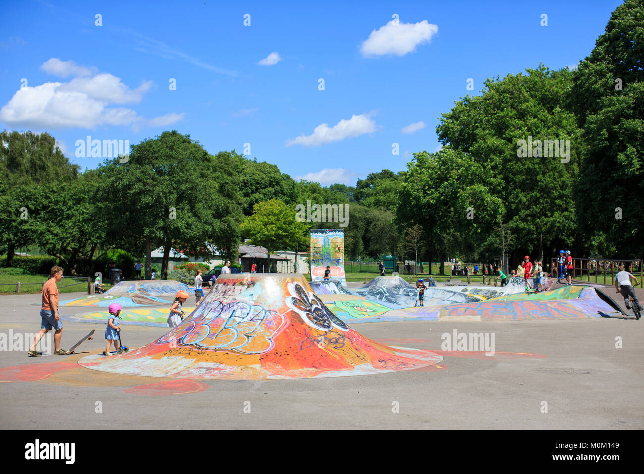 Les enfants et les adultes utiliser St George skatepark à Bristol sur une journée ensoleillée. Banque D'Images