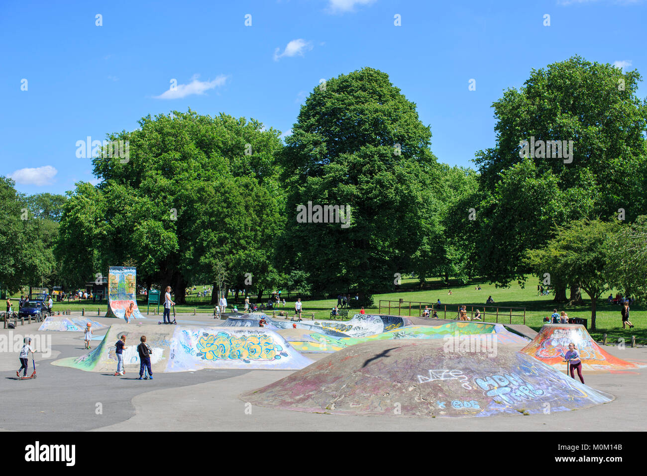 Les enfants et les adultes utiliser St George skatepark à Bristol sur une journée ensoleillée. Banque D'Images