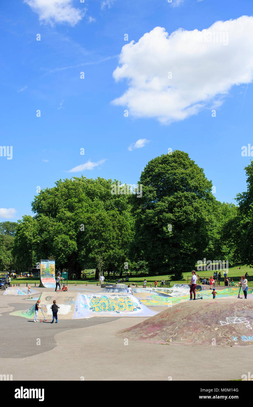 Les enfants et les adultes utiliser St George skatepark à Bristol sur une journée ensoleillée. Banque D'Images