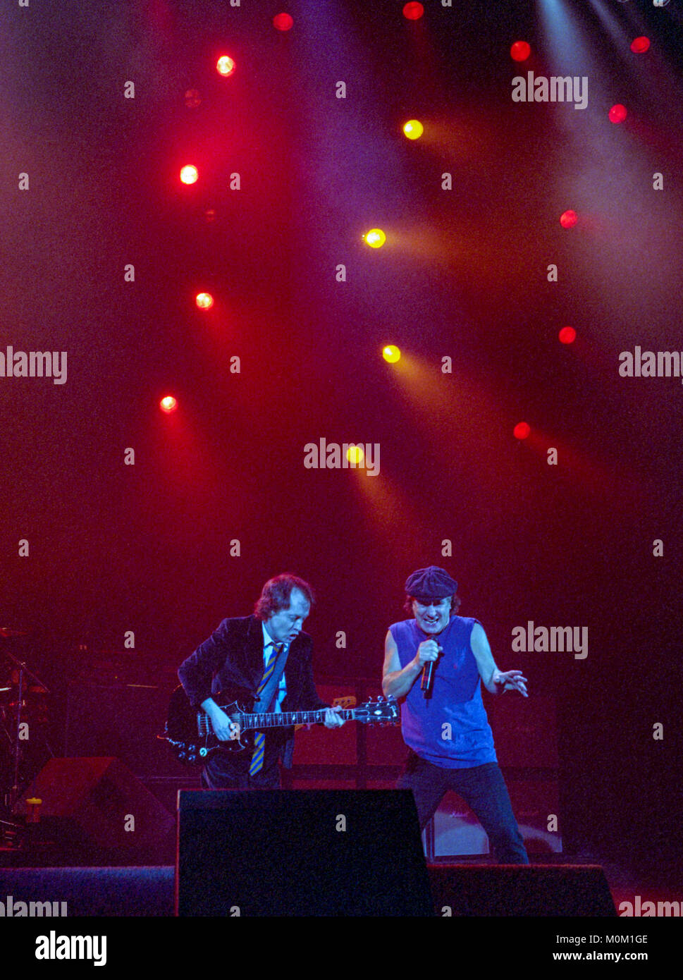 Brian Johnson et Angus Young du groupe de rock australien AC/DC l'exécution à l'Hammersmith Apollo. 21 octobre 2003, Londres, Angleterre, Royaume-Uni. Banque D'Images