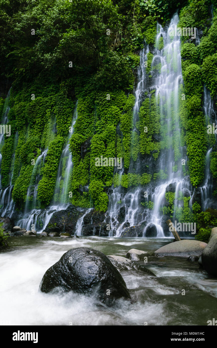 Après une heure d'habal-habal ride et plus de 500 étapes, cette scène étonnante qui nous ont accueillis. Asik asik Falls Banque D'Images