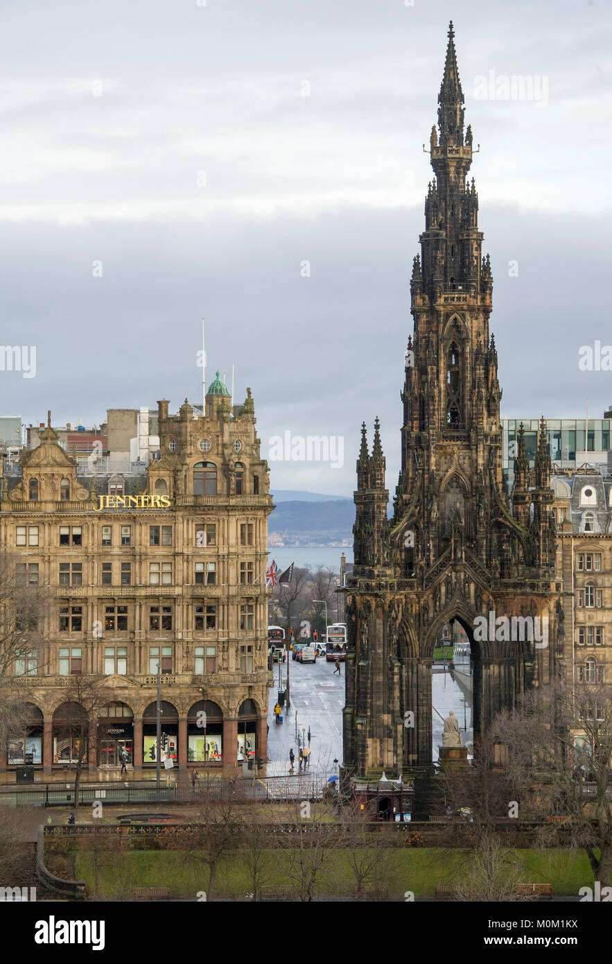 Le Scott monument et Jenners department store à Princes Street, Édimbourg Banque D'Images