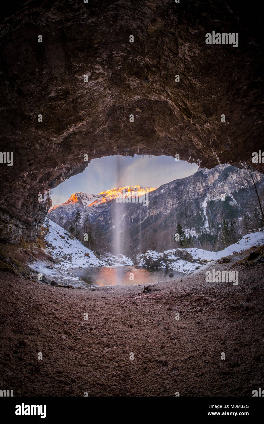 Vue depuis la chute d'une grotte pour Goriuda et le soleil brille sur les montagnes dans les Alpes italiennes Banque D'Images