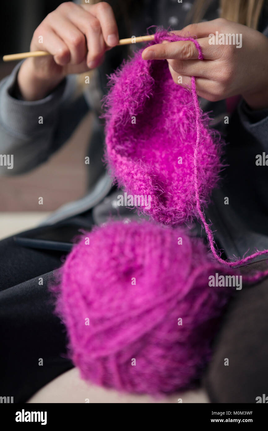Tricot enfant laine rose-violet avec Banque D'Images