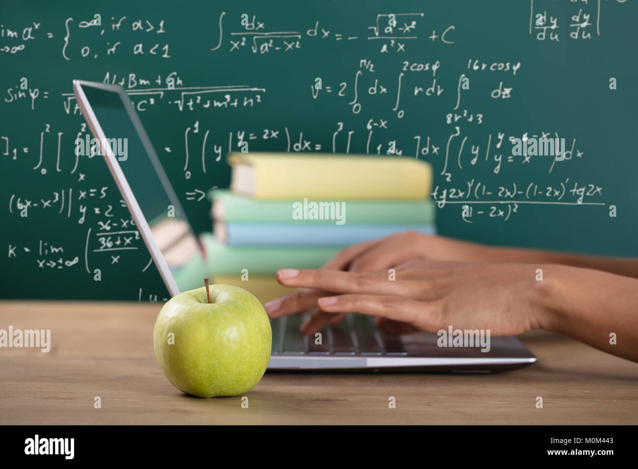 Close-up of Green Apple en face de coffre Banque D'Images