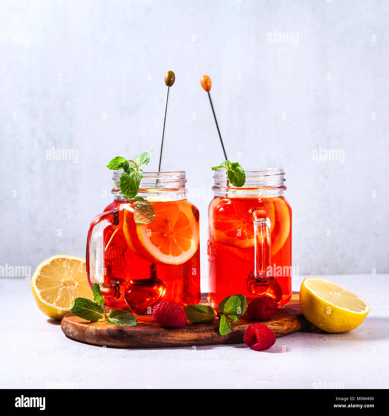 Thé glacé à l'orange et la framboise dans deux verres et de menthe Banque D'Images