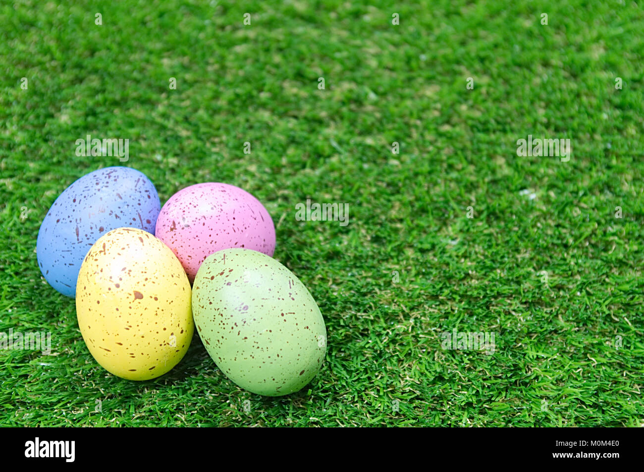Groupe d'oeufs de Pâques pastel sur l'herbe Banque D'Images