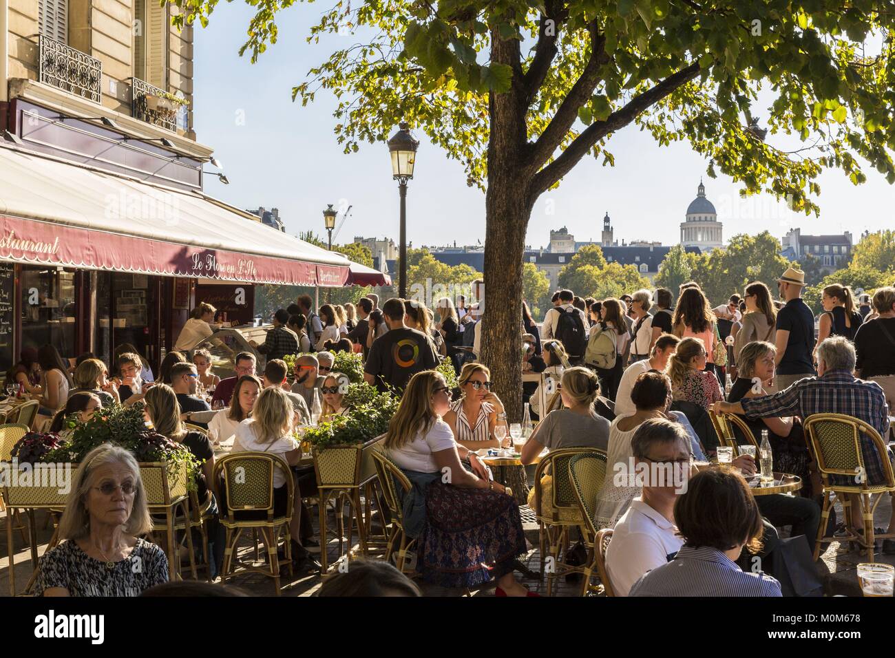 France,Paris,les bords de Seine classés au Patrimoine Mondial par l'UNESCO,Bar,restauration,(glacier sorbetière) rue Bertillon Saint-Louis en l'ile à l'attente de glaces,vue sur le dôme du Panthéon Banque D'Images