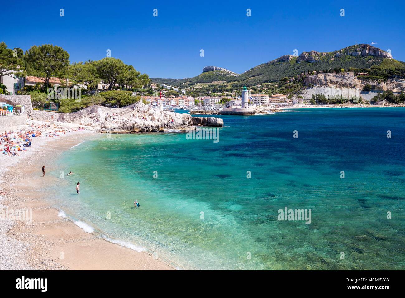 France,Bouches du Rhône,Cassis,entrée du port de la ville, la plage du Bestouan Banque D'Images