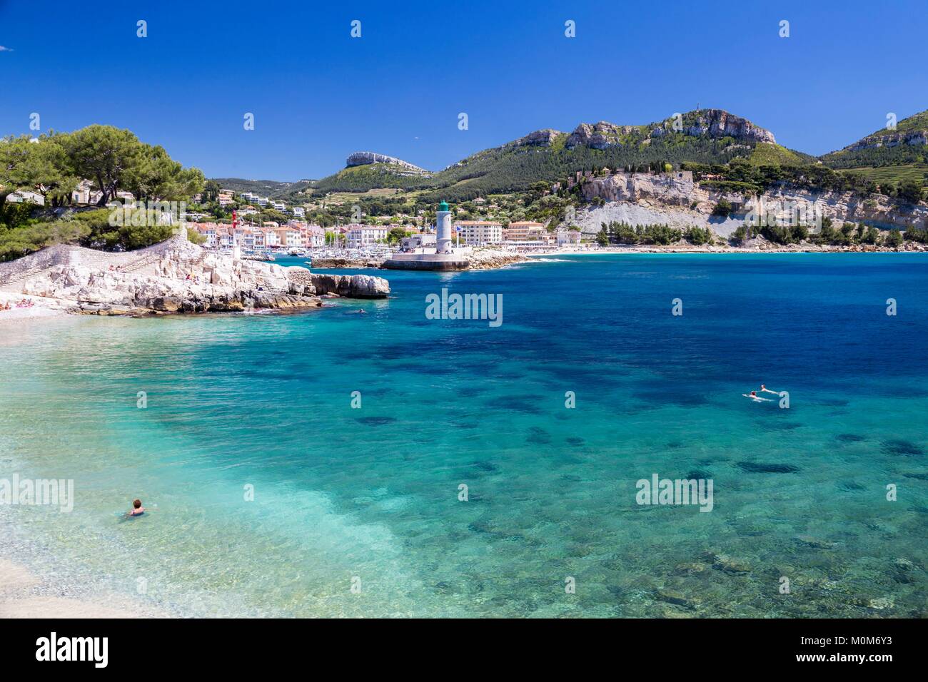France,Bouches du Rhône,Cassis,entrée du port de la ville, la plage du Bestouan Banque D'Images