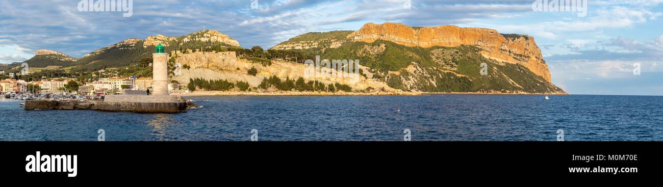 France,Bouches du Rhône,Parc National des Calanques,Cassis,phare a l'entrée du port et les falaises du Cap Canaille Banque D'Images