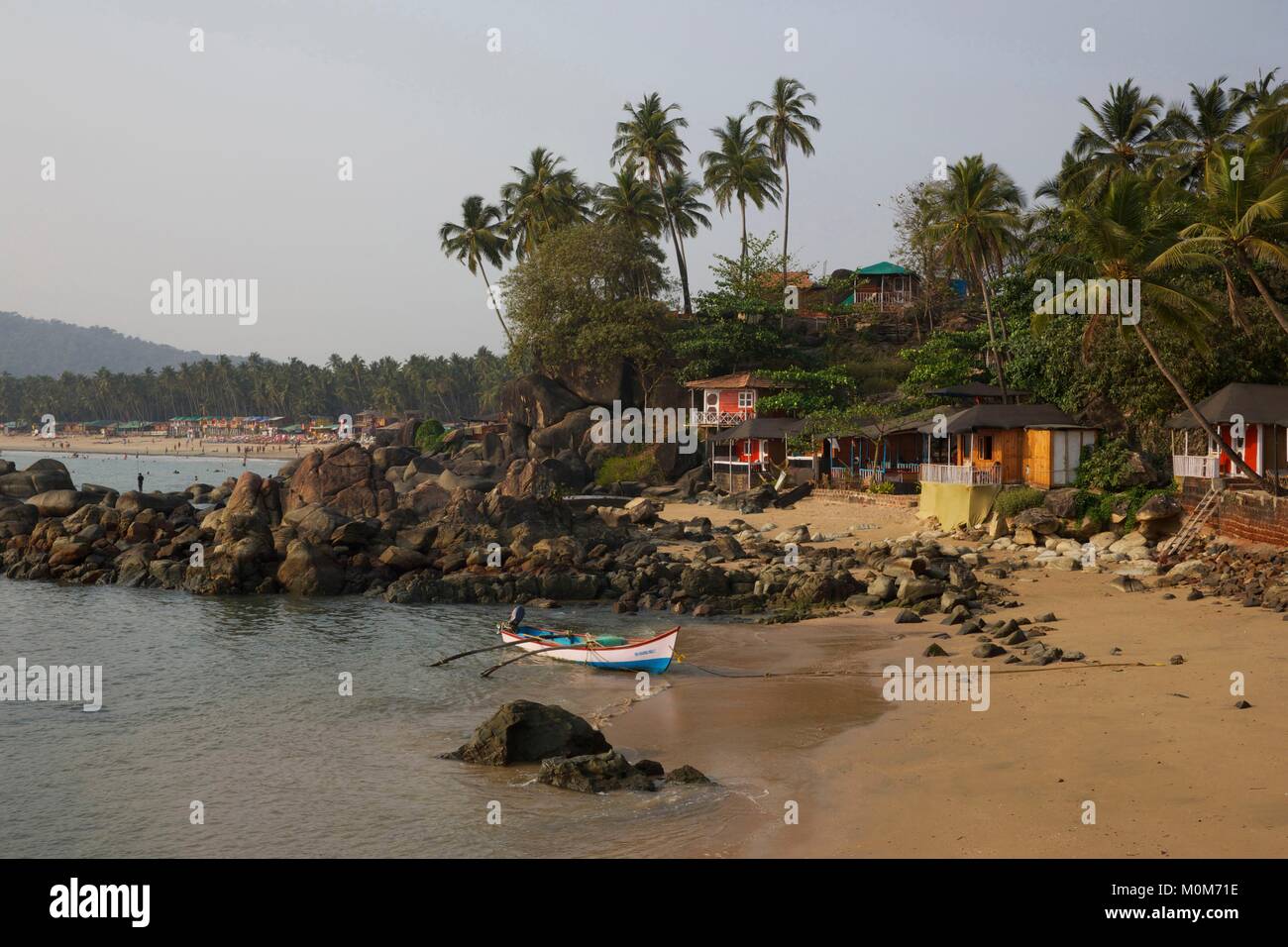 L'Inde, Goa Palolem,bateau,et maisons colorées en face de Colom plage près de plage de Palolem Banque D'Images