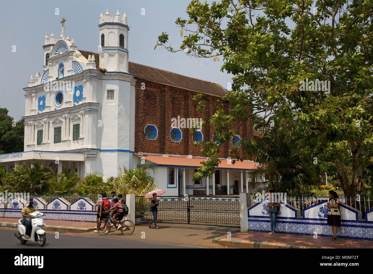 L'Inde, Goa, Margao studients,en face de l'église du Saint-Esprit Banque D'Images