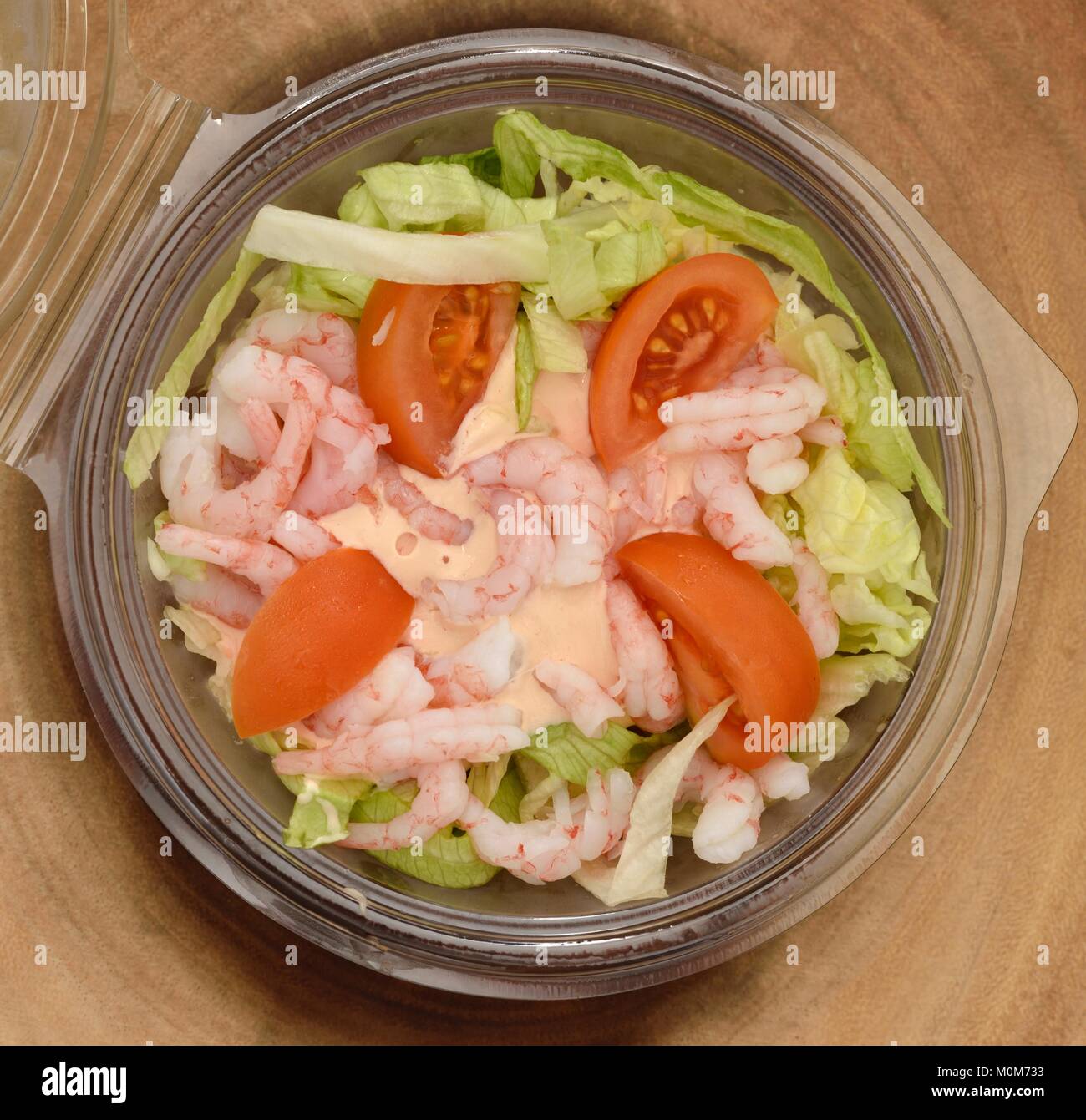Salade de crevettes dans le plateau en plastique Banque D'Images