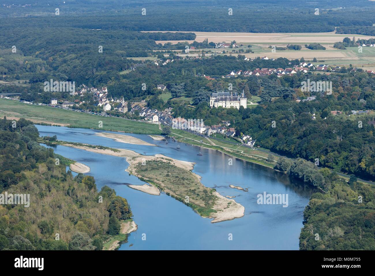 France,Loir et Cher, vallée de la Loire classée au Patrimoine Mondial de l'UNESCO, Chaumont sur Loire, le château sur la Loire et le village (vue aérienne) Banque D'Images