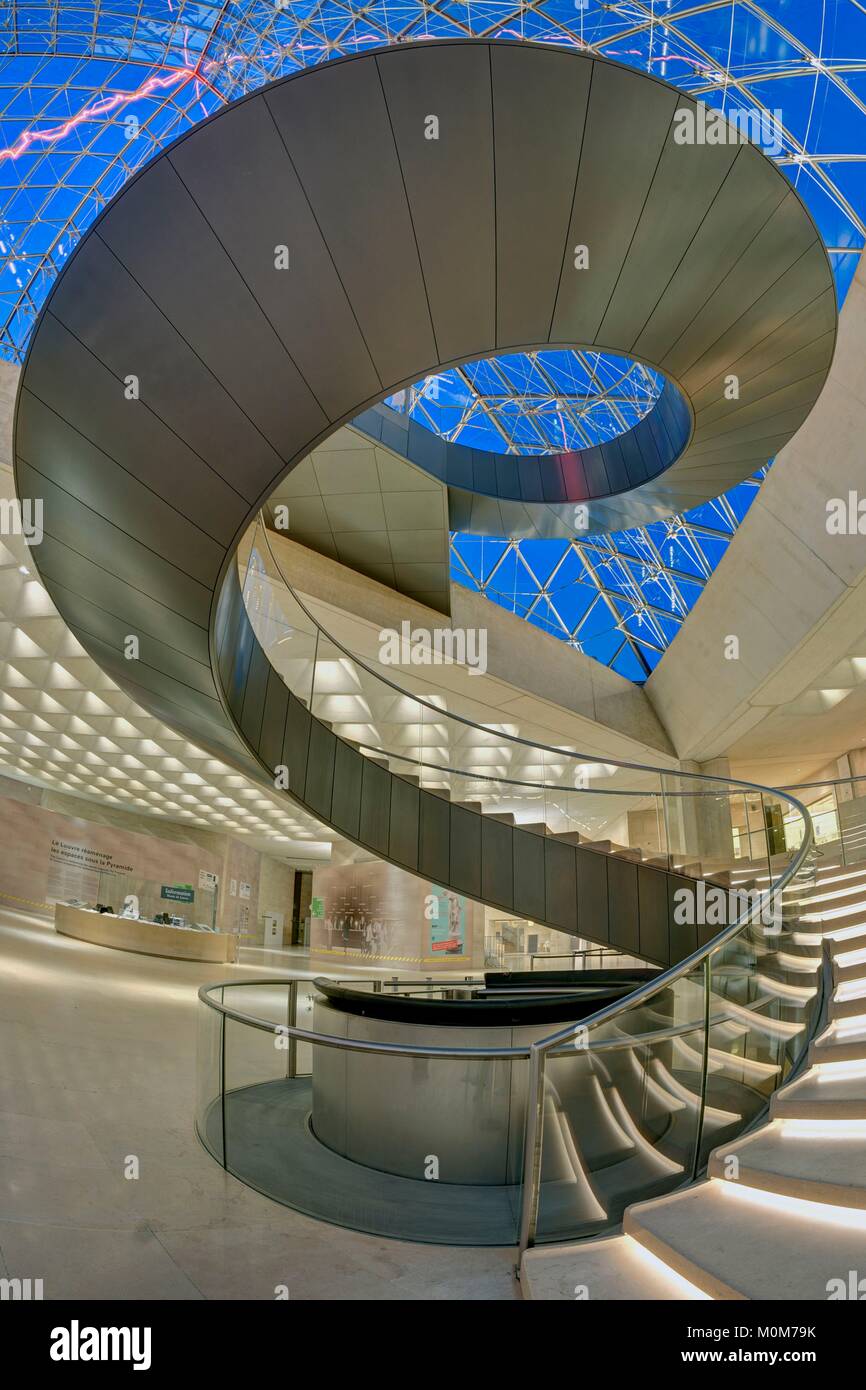 France,Paris,région inscrite au Patrimoine Mondial de l'UNESCO, le musée du Louvre, la pyramide de l'architecte I.M. L'IPE et l'escalier circulaire Banque D'Images