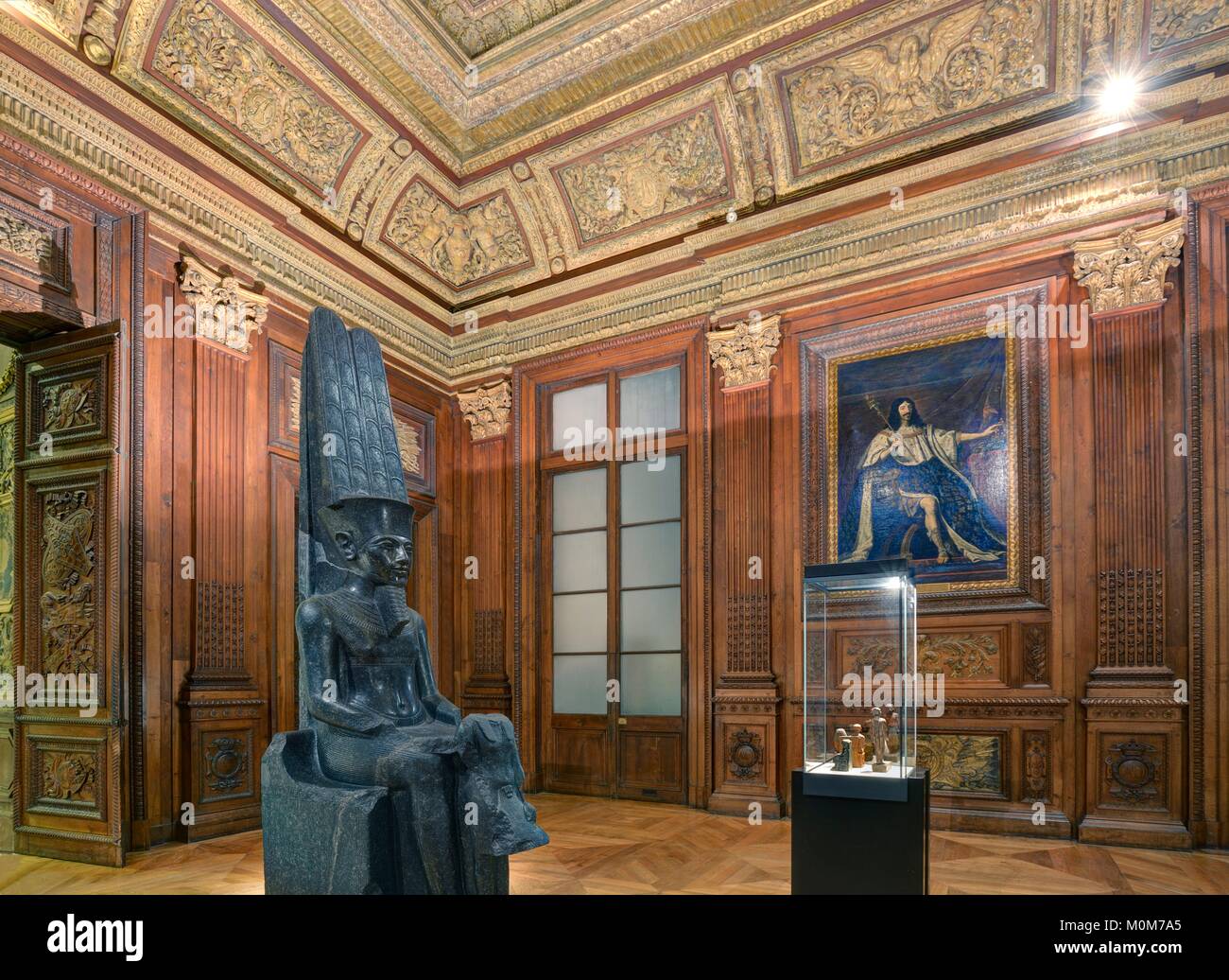 France,Paris,région inscrite au Patrimoine Mondial de l'UNESCO, le musée du Louvre, département des Antiquités égyptiennes,Vincennes prix,bois de la salle du conseil de la Reine et Pavillon du Château Neuf de Vincennes, construit en 1654. Statue du dieu égyptien Amon protégeant le roi Toutânkhamon sculptée entre 1336 et 1327 B.C. un portrait de Louis XIII par Philippe de Champaigne Banque D'Images