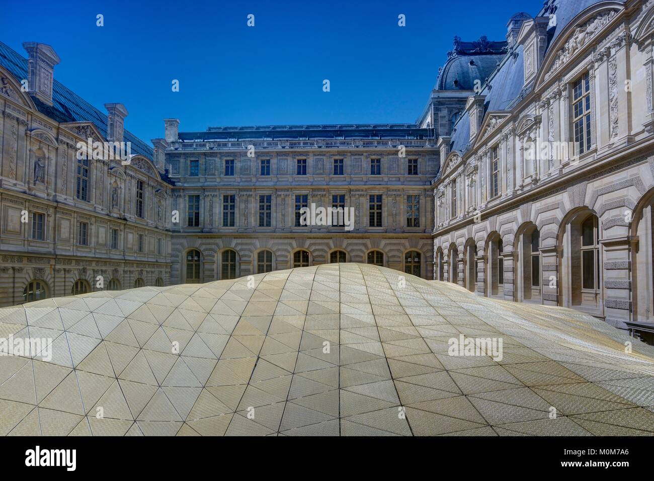 France,Paris,région inscrite au Patrimoine Mondial de l'UNESCO,Musée du Louvre,cour Visconti conçu sous la regn de Napoléon III et couverts par le toit du département des arts de l'islam par les architectes M. Bellini et R. Ricciotti,achevé en 2012 Banque D'Images