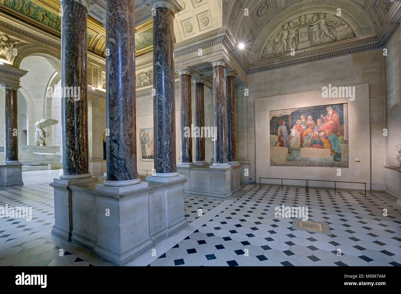 France,Paris,région inscrite au Patrimoine Mondial de l'UNESCO,Musée du Louvre Percier et Fontaine,chambres,peintures italiennes ministère,fresque de Boticelli, un jeune homme d'être présentée aux sept arts libéraux et la Victoire de Samothrace de Samothrace Banque D'Images