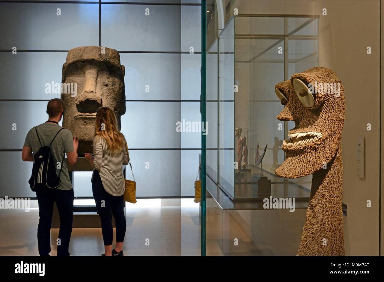 France,Paris,région inscrite au Patrimoine Mondial de l'UNESCO, le musée du Louvre, département des arts de l'Afrique, Asie, Océanie, Amériques,Asie,fragment de Moai staue venant de l'île de Pâques (entre 11thand 15e siècle) et la figure d'un dieu d'Hawaï Îles a fait de la vannerie, de nacre et de dents du chien Banque D'Images