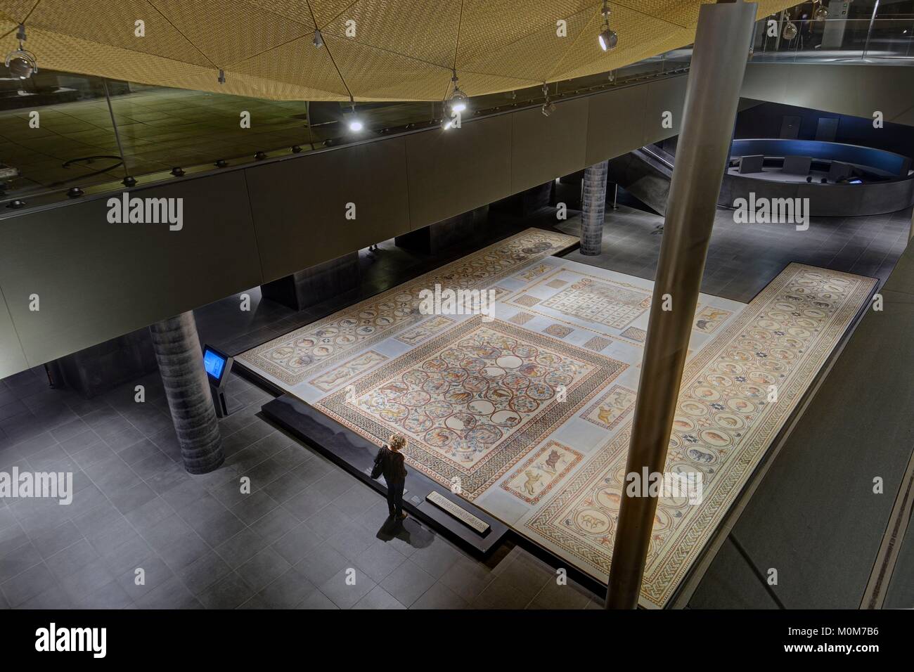 France,Paris,région inscrite au Patrimoine Mondial de l'UNESCO, le musée du Louvre, département des arts islamiques,pavés de mosaïque provenant de l'église Saint Christophe de Qabr Hiram (Liban),575 A.D. Banque D'Images