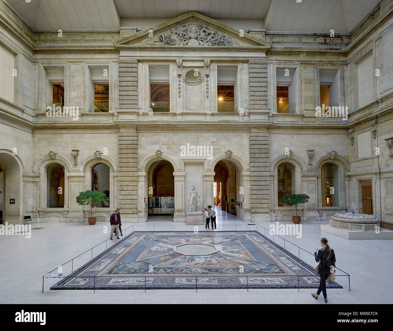 France,Paris,région inscrite au Patrimoine Mondial de l'UNESCO,Musée du Louvre Sphinx,cour intérieure,antiquités romaines,ministère de la mosaïque des saisons circa 325 ANNONCE venant de Daphné (Antakya Turquie) Banque D'Images