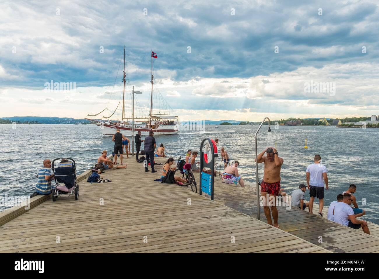 La Norvège, Oslo,les rives de Tjuvholmen sont idéales pour bronzer et vous baigner en été Banque D'Images