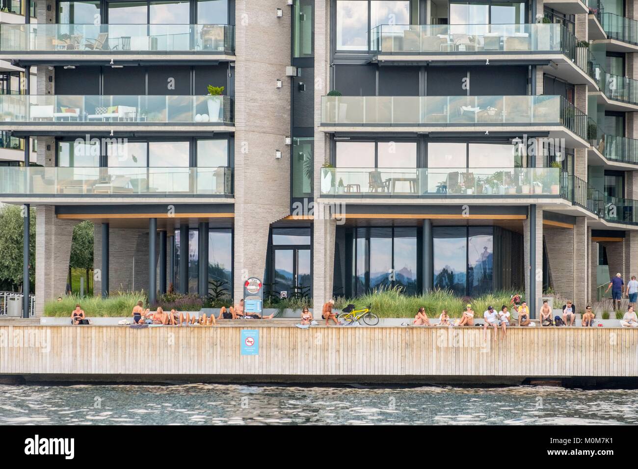 La Norvège, Oslo,les rives de Tjuvholmen sont idéales pour bronzer et vous baigner en été Banque D'Images