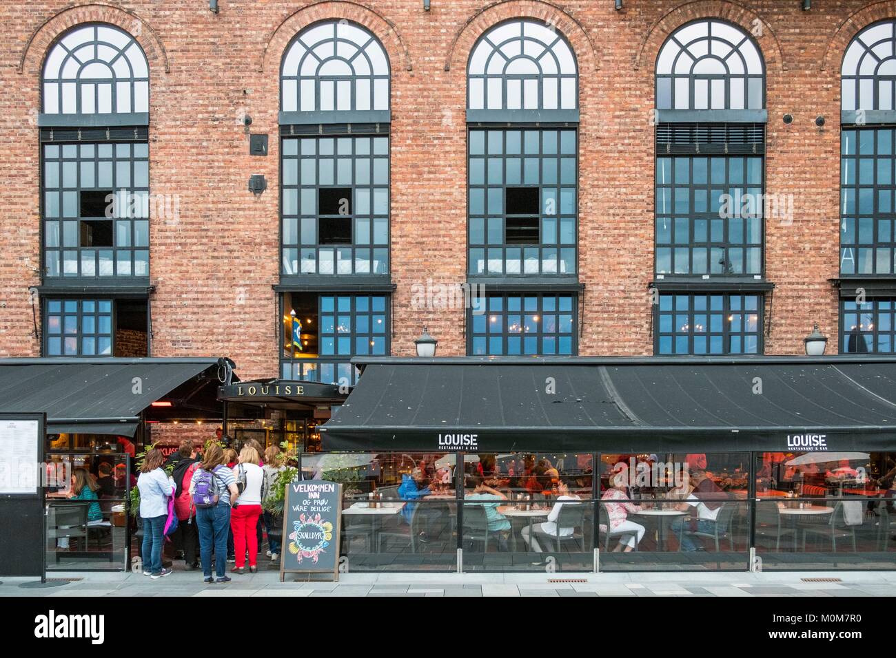 La Norvège, Oslo,quartier Aker Brygge, anciens entrepôts restaurés dans les restaurants Banque D'Images
