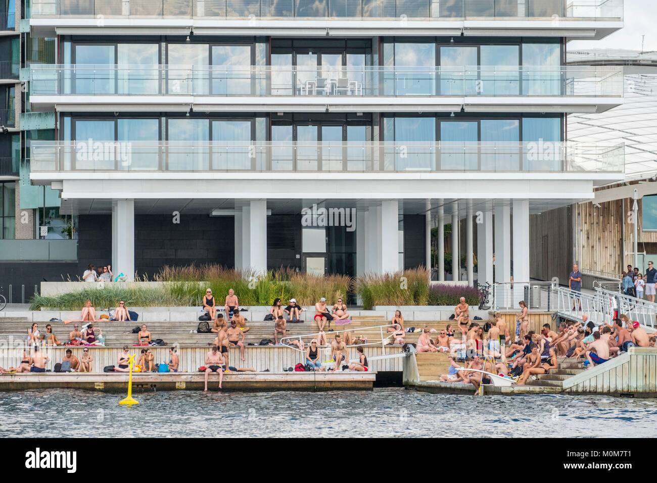 La Norvège, Oslo,les rives de Tjuvholmen sont idéales pour bronzer et vous baigner en été Banque D'Images