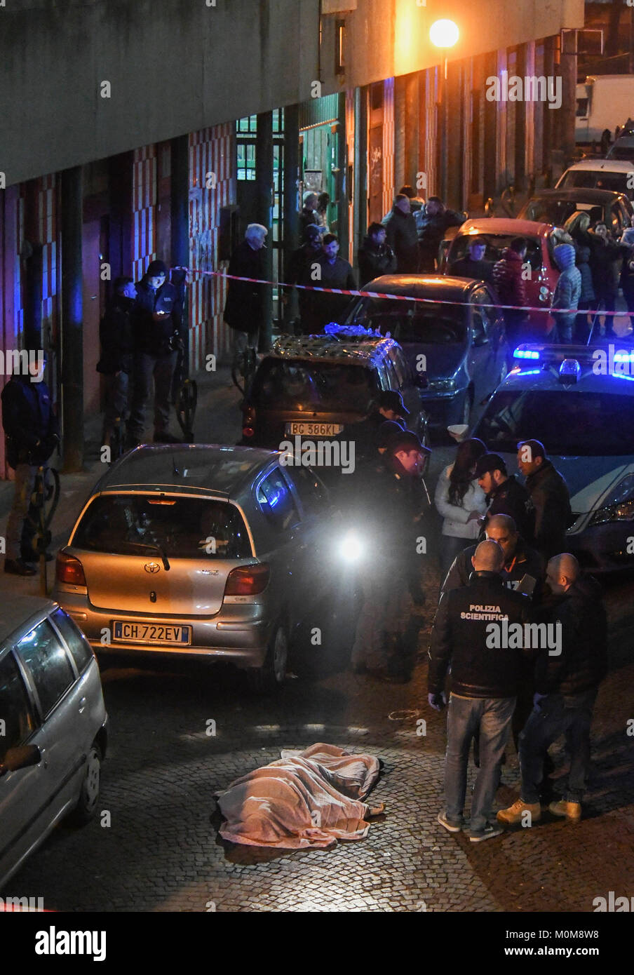 La Camorra embuscade, un 54-year-old woman, Annamaria Palmieri, a été tué dans une embuscade dans la Via del'Alveo Artificiale, dans le quartier de San Giovanni a Teduccio à Naples. La femme avait des précédents pour crimes contre la propriété, pour les médicaments et pour association de malfaiteurs. Banque D'Images