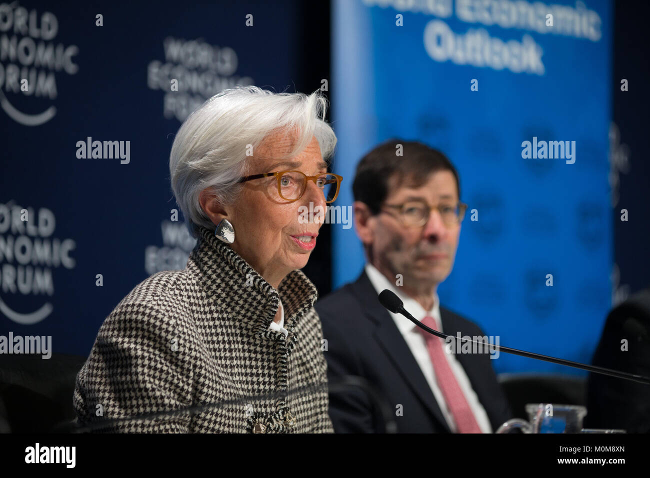 Davos, Suisse. 22 janvier, 2018. Directeur général du Fonds monétaire international (FMI), Christine Lagarde (G) et le FMI Conseiller économique et Directeur de la recherche Maurice Obstfeld assister à une conférence de presse sur la mise à jour des Perspectives de l'économie mondiale de Davos, Suisse, 22 janvier 2018. Le FMI a augmenté ses prévisions de croissance mondiale pour 2018 et 2019 le lundi de 0,2 point de pourcentage, à 3,9  %, en raison de l'augmentation de la dynamique de croissance mondiale et l'impact attendu de l'impôt des États-Unis a récemment approuvé les changements de politique. Credit : Xu Jinquan/Xinhua/Alamy Live News Banque D'Images
