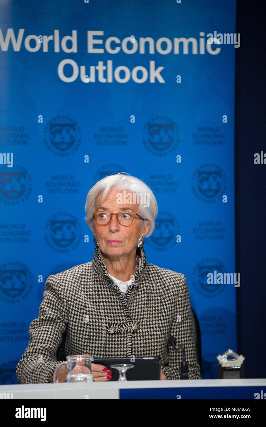 Davos, Suisse. 22 janvier, 2018. Directeur général du Fonds monétaire international (FMI), Christine Lagarde, assiste à une conférence de presse sur la mise à jour des Perspectives de l'économie mondiale de Davos, Suisse, 22 janvier 2018. Le FMI a augmenté ses prévisions de croissance mondiale pour 2018 et 2019 le lundi de 0,2 point de pourcentage, à 3,9  %, en raison de l'augmentation de la dynamique de croissance mondiale et l'impact attendu de l'impôt des États-Unis a récemment approuvé les changements de politique. Credit : Xu Jinquan/Xinhua/Alamy Live News Banque D'Images