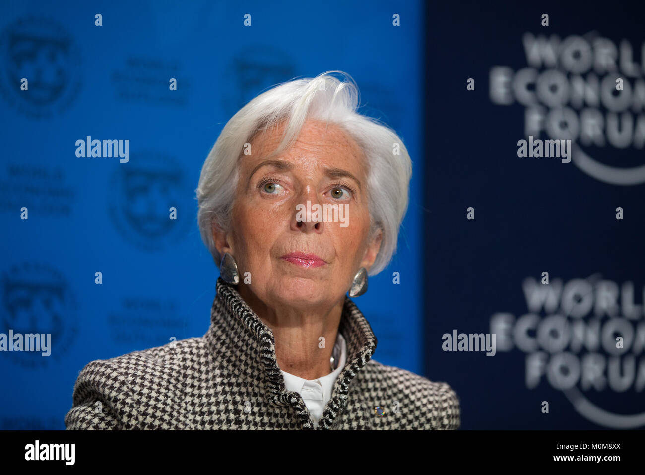 Davos, Suisse. 22 janvier, 2018. Directeur général du Fonds monétaire international (FMI), Christine Lagarde, assiste à une conférence de presse sur la mise à jour des Perspectives de l'économie mondiale de Davos, Suisse, 22 janvier 2018. Le FMI a augmenté ses prévisions de croissance mondiale pour 2018 et 2019 le lundi de 0,2 point de pourcentage, à 3,9  %, en raison de l'augmentation de la dynamique de croissance mondiale et l'impact attendu de l'impôt des États-Unis a récemment approuvé les changements de politique. Credit : Xu Jinquan/Xinhua/Alamy Live News Banque D'Images