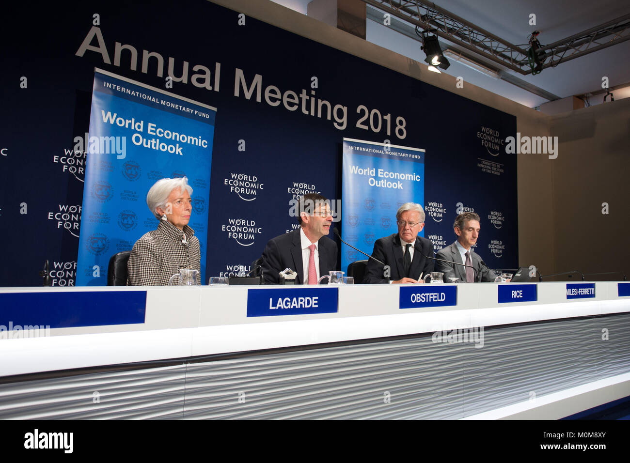 Davos, Suisse. 22 janvier, 2018. Directeur général du Fonds monétaire international (FMI), Christine Lagarde (1ère L) et conseiller économique du FMI et directeur de la recherche Maurice Obstfeld (2L) assister à une conférence de presse sur la mise à jour des Perspectives de l'économie mondiale de Davos, Suisse, 22 janvier 2018. Le FMI a augmenté ses prévisions de croissance mondiale pour 2018 et 2019 le lundi de 0,2 point de pourcentage, à 3,9  %, en raison de l'augmentation de la dynamique de croissance mondiale et l'impact attendu de l'impôt des États-Unis a récemment approuvé les changements de politique. Credit : Xu Jinquan/Xinhua/Alamy Live News Banque D'Images