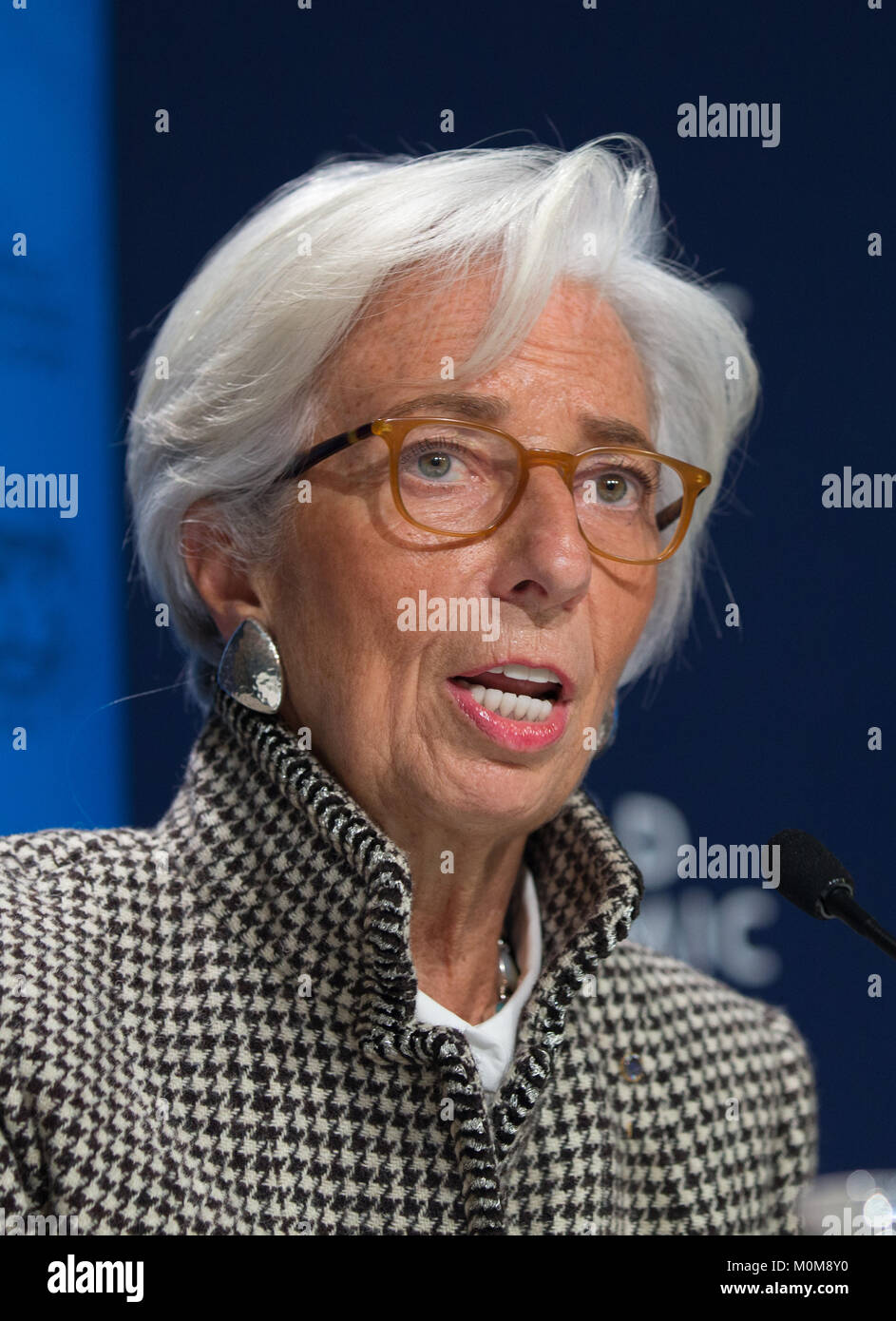 Davos, Suisse. 22 janvier, 2018. Directeur général du Fonds monétaire international (FMI), Christine Lagarde, traite d'une conférence de presse sur la mise à jour des Perspectives de l'économie mondiale de Davos, Suisse, 22 janvier 2018. Le FMI a augmenté ses prévisions de croissance mondiale pour 2018 et 2019 le lundi de 0,2 point de pourcentage, à 3,9  %, en raison de l'augmentation de la dynamique de croissance mondiale et l'impact attendu de l'impôt des États-Unis a récemment approuvé les changements de politique. Credit : Xu Jinquan/Xinhua/Alamy Live News Banque D'Images