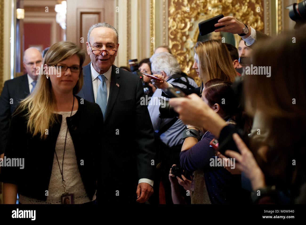 Washington, USA. 22 janvier, 2018. Chef de la minorité du Sénat américain Chuck Schumer (3L) chefs de la Chambre du Sénat avant qu'un vote pour mettre fin à l'arrêt du gouvernement au Capitole à Washington, DC, États-Unis, le 22 janvier, 2018. Le Congrès américain a approuvé lundi un projet de loi de dépenses palliatives pour mettre fin à un gouvernement de trois jours d'arrêt, de l'envoyer vers le Président Donald Trump pour sa signature. Credit : Ting Shen/Xinhua/Alamy Live News Banque D'Images